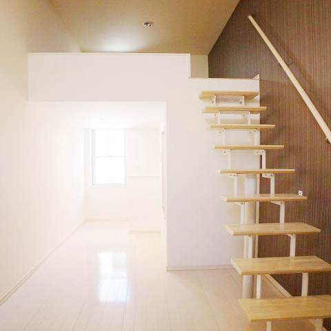 Living and room. 2-minute walk from the Meinohama Station! First come, first served