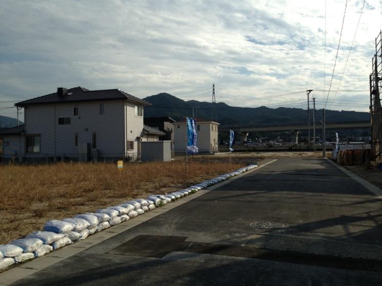 Local photos, including front road. Local shooting (10 May 2013)