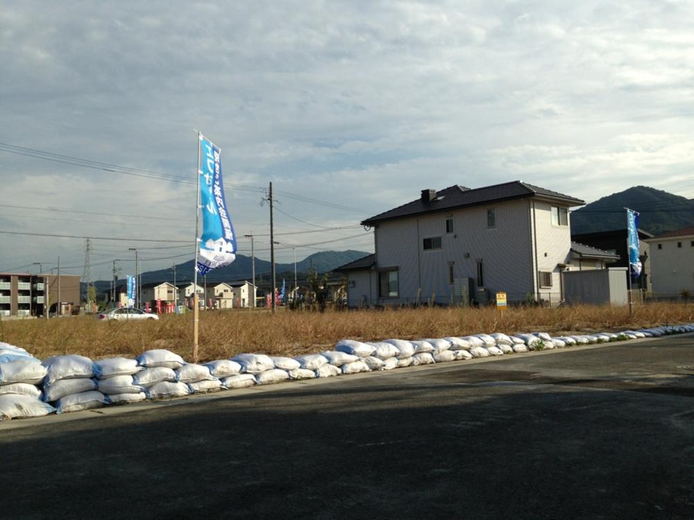 Local photos, including front road. Local shooting (10 May 2013)