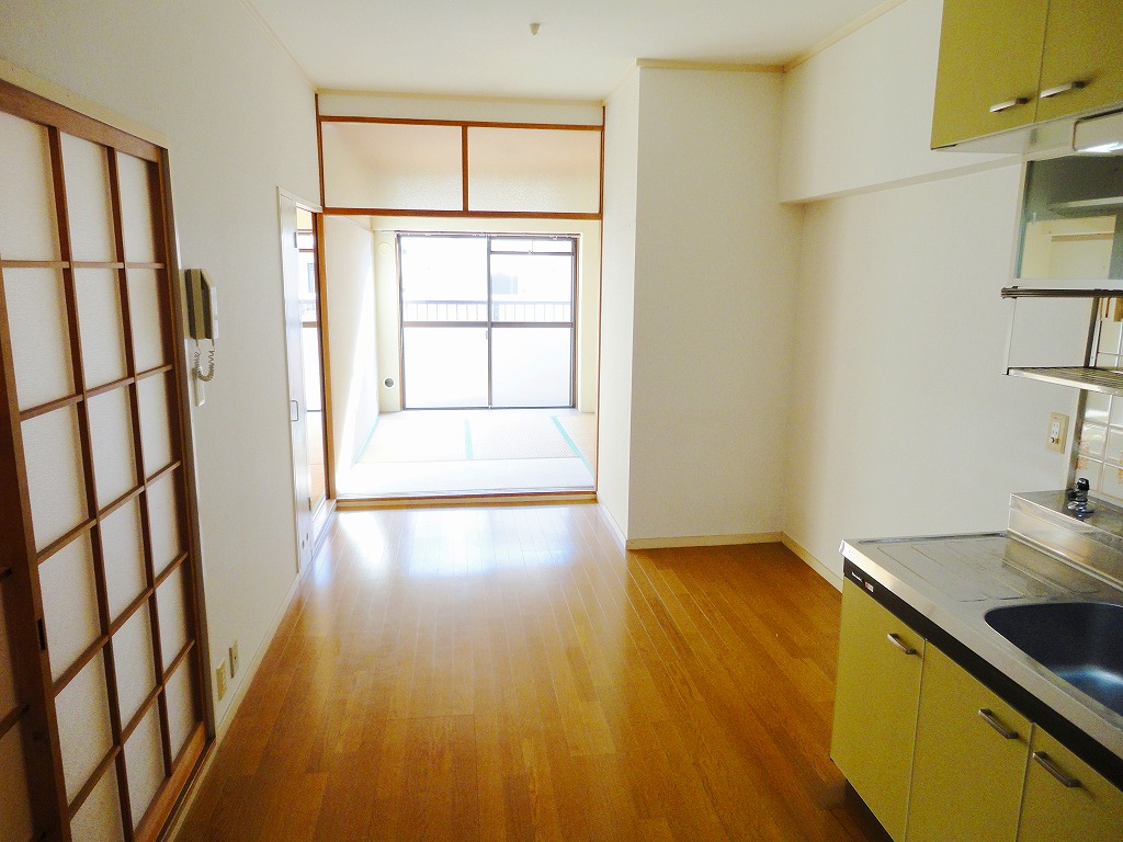 Living and room. A wide LDK be open next to the Japanese-style room