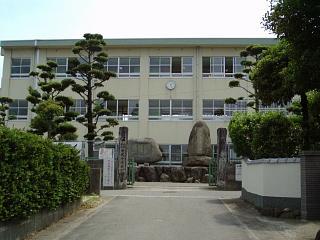 Primary school. The proximity of the Fukuoka Municipal Kin Kin attend elementary school 900m small children also reasonably up to elementary school is a 12-minute walk!