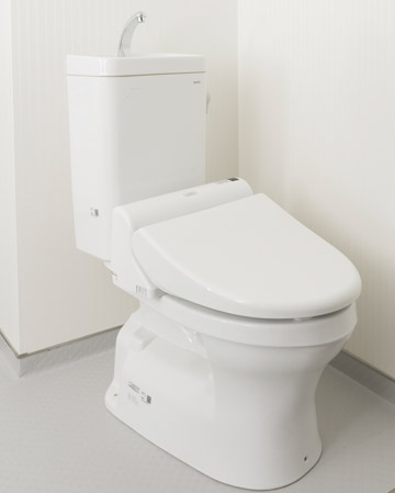 Toilet.  [Water-saving toilet] Compared to washing weight of about 13L of the company's traditional water-saving toilet bowl, Achieve a 4.8L. Than those of the company's conventional, About also water-saving 70%. (Same specifications) ※ Annual number of days used: 365 days  ※ Family four people (two men ・ 2 women)  ※ Large once / Day ・ Man, Small 3 times / Day ・ Man ※ 2 "Energy Saving ・ Than crime prevention housing promotion approach Book " / Water bill = 265 yen / m3 ※ The calculation results of use rates have been expressed rounded down to the nearest 100 yen as a rule.  ※ 1 company about 10 years ago goods (C720R) ※ 2 Tokyo Metropolitan Waterworks Bureau (20A ・ 30m3 / Month ・ From water and sewerage including)