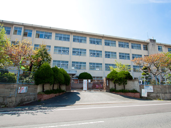 Surrounding environment. Shimoyamato elementary school (about 500m / 7-minute walk)