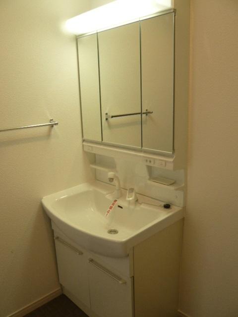 Wash basin, toilet