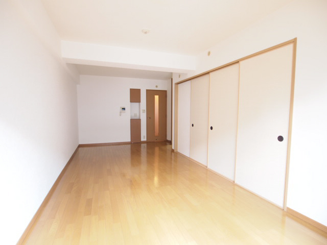 Living and room. In this way it becomes an close the sliding door of a Japanese-style room. 