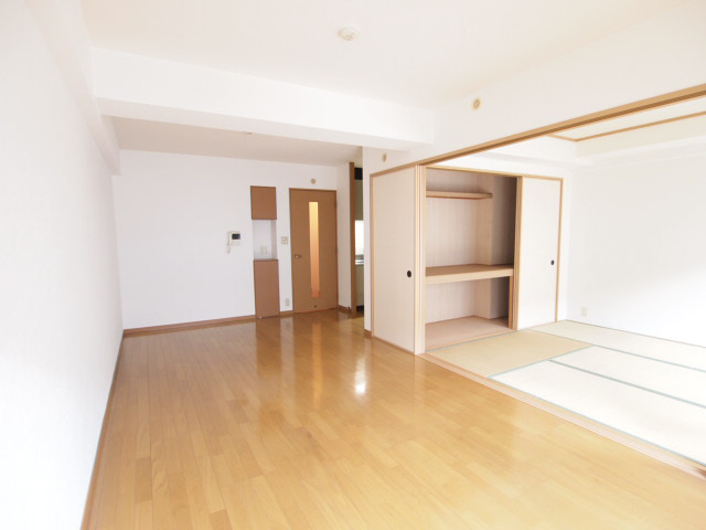 Living and room. There is a sense of relief when the sliding door is also kept wide open and next to the Japanese-style room. 