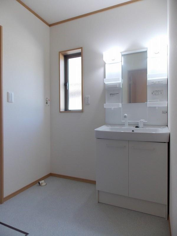 Wash basin, toilet. Washroom is bright with a window, It will also be relaxed moisture from further bath (^_^) /