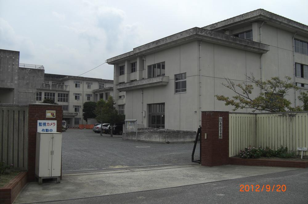 Junior high school. 1000m to Fukuoka Municipal Iki hill junior high school