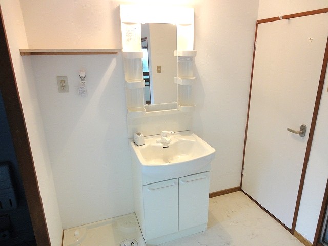 Washroom. Wash basin equipped! ! 