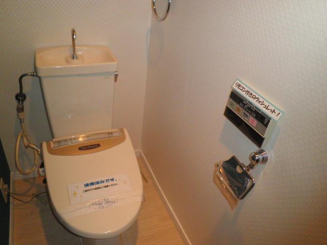 Toilet. Automatic retractable with bidet!