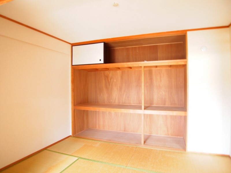 Receipt. Closet of the Japanese-style room is the amount of storage wealth.
