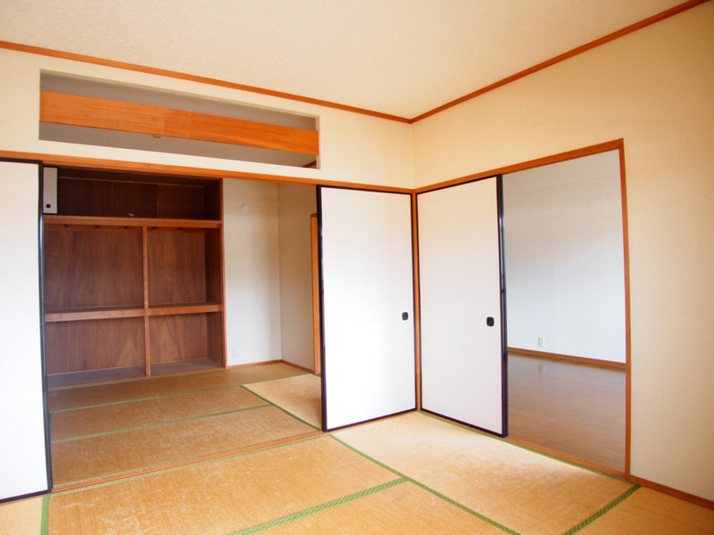 Living and room. Housed plenty of Japanese-style room. Kutsurogema in the open spread and spacious 12 quires of Japanese-style room