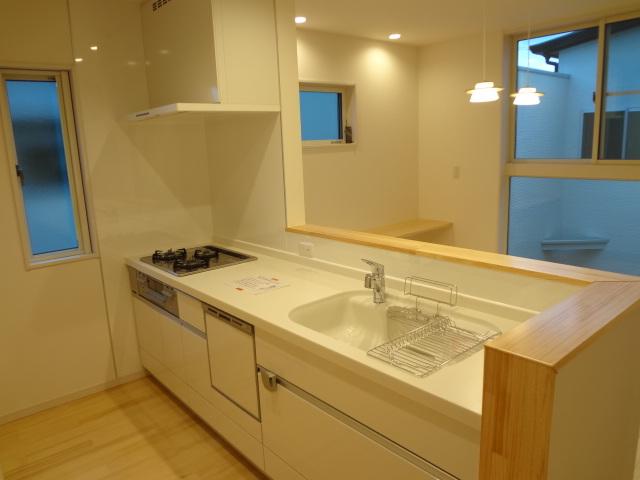 Kitchen. High-spec kitchen is refreshing is unified in white.