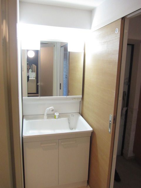 Washroom. Shampoo dresser