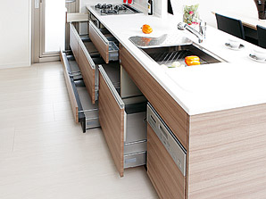 Kitchen.  [Slide storage] And convenient high-capacity storage space by sliding. It employs a soft-close the drawer is closed to slowly quiet. (Same specifications)