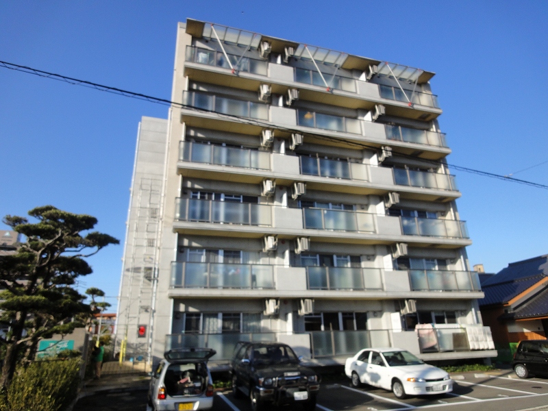 Building appearance. It is a quiet residential area Bari' and apartments! 