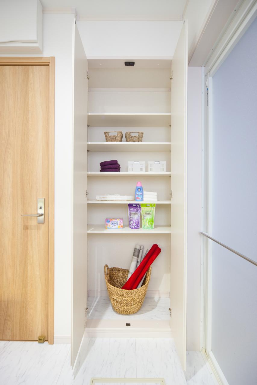 Wash basin, toilet. To wash room, Complete with happy storage. You can standing a change of clothes and towels, etc..