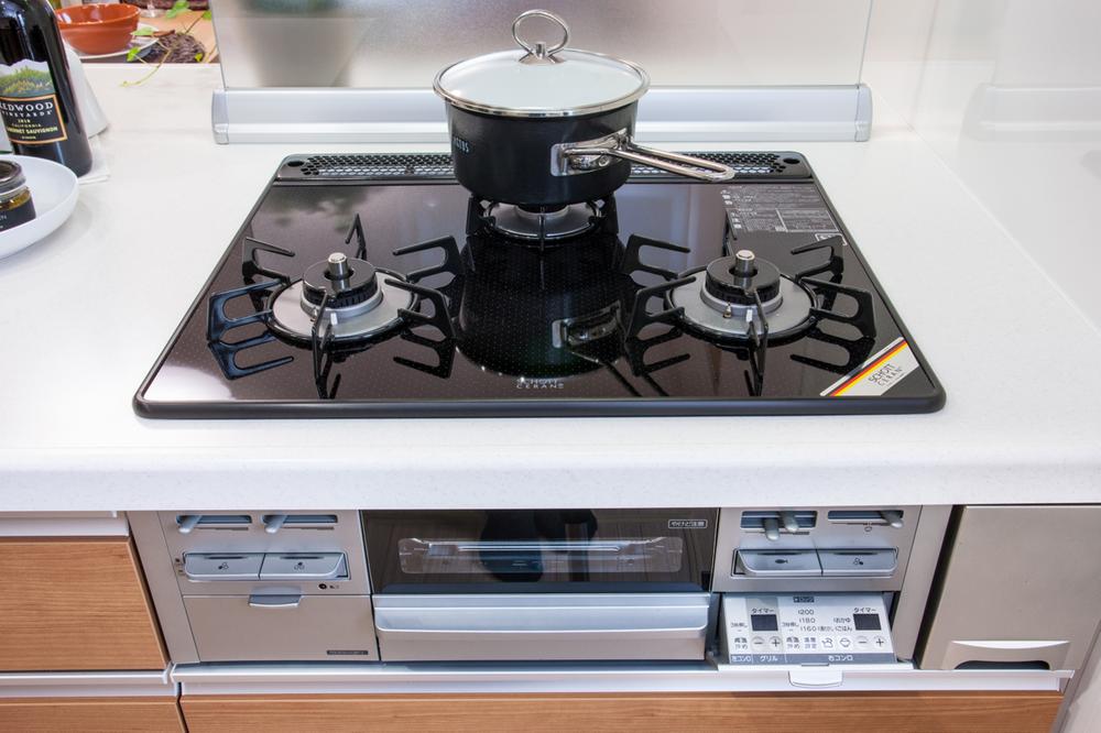 Other Equipment. Cleaning is also a simple glass top stove.