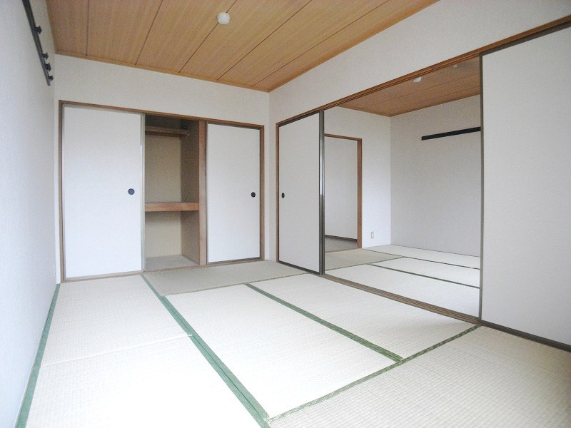 Other room space. It will settle down after all the Japanese-style room