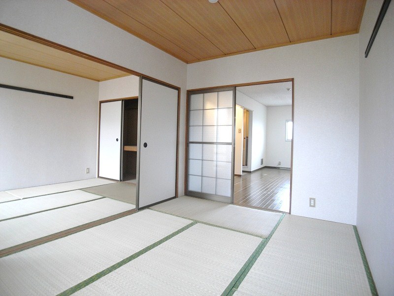 Other room space. Two between the continuance of the Japanese-style room
