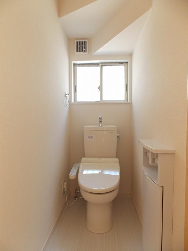 Toilet. Also with window, Brightness ・ Ventilation are both good Of course Washlet ・ Heating toilet seat is standard equipment (^_^) /