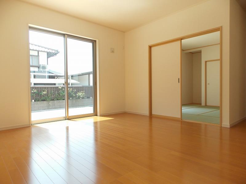 Same specifications photos (living). LDK and the Japanese-style room is Tsuzukiai (^. ^) / ~~~ The living space of calm and close the partition door, Open and widely is transformed into open space (^_^) /