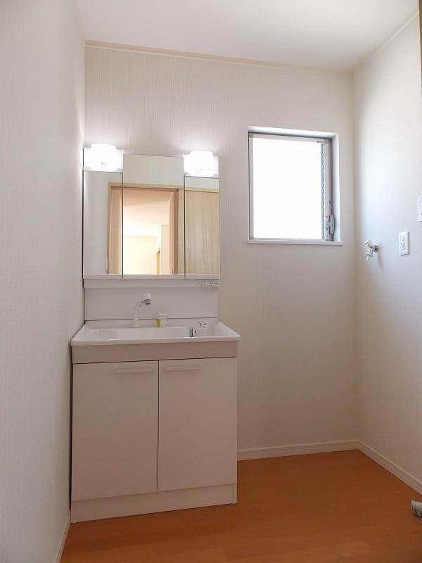 Wash basin, toilet. Washroom is bright with a window, It will also be relaxed moisture from further bath (^_^) /  ◆ It becomes the same specification photo ◆