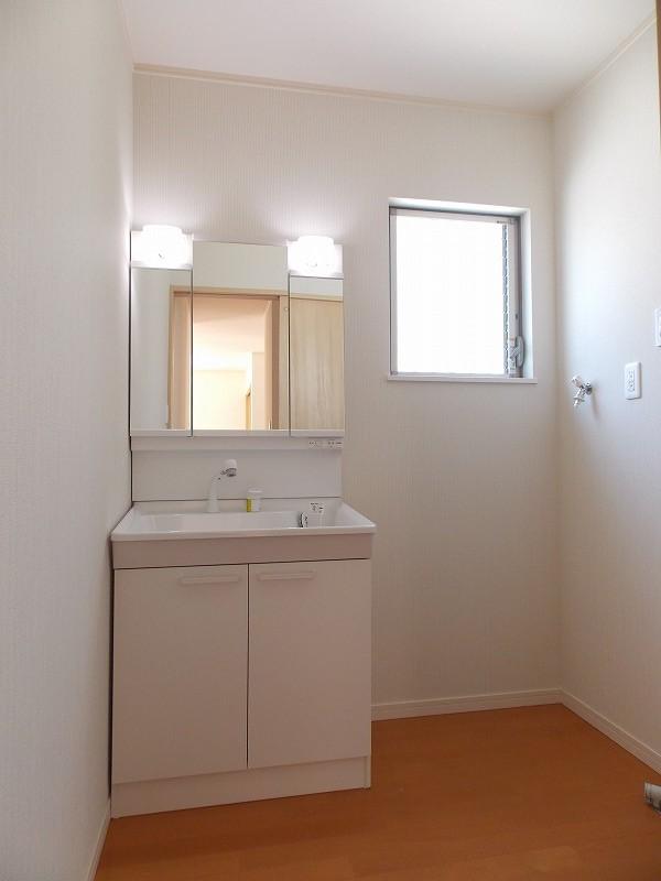 Wash basin, toilet. Washroom is bright with a window, It will also be relaxed moisture from further bath (^_^) / ◆ It becomes the same specification photo ◆