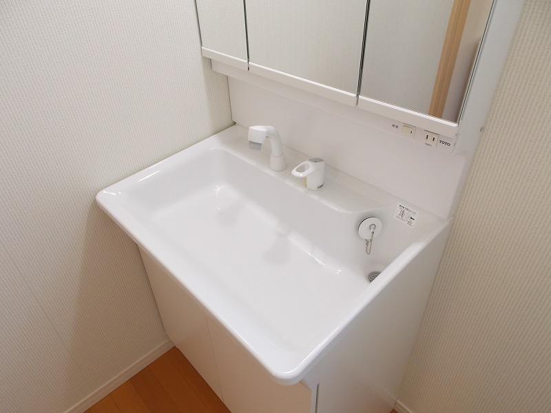 Wash basin, toilet. Since the wider washstand, (^_^) It can be used with confidence in a weak little children to wash the face /