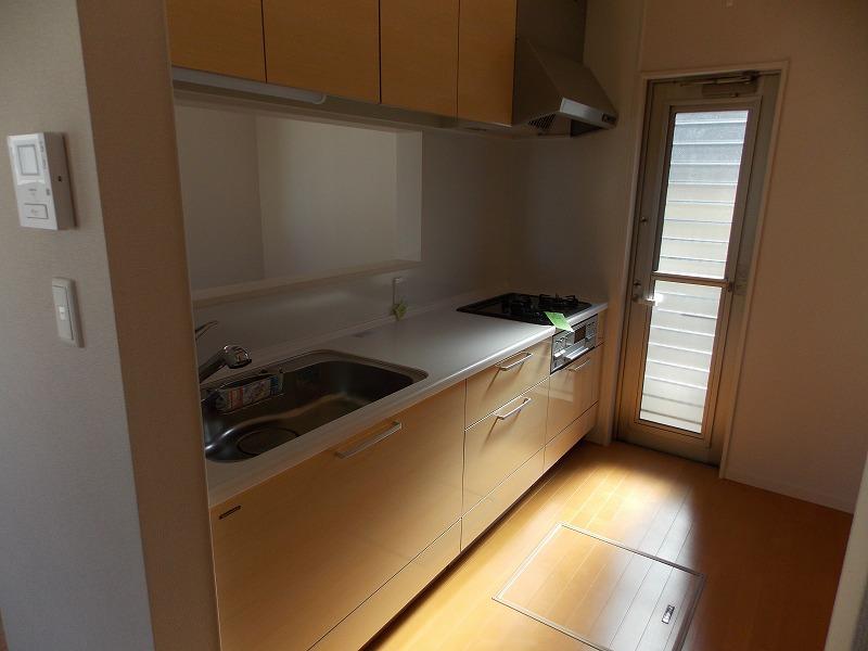 Kitchen. Is an independent type of kitchen (^_^) /  Ya sound of water to be worried about, smoke ・ Oil dirt will reduce the reach to other rooms! It is recommended to further wife how you want to protect the privacy of the kitchen space (* ^ _ ^ *)
