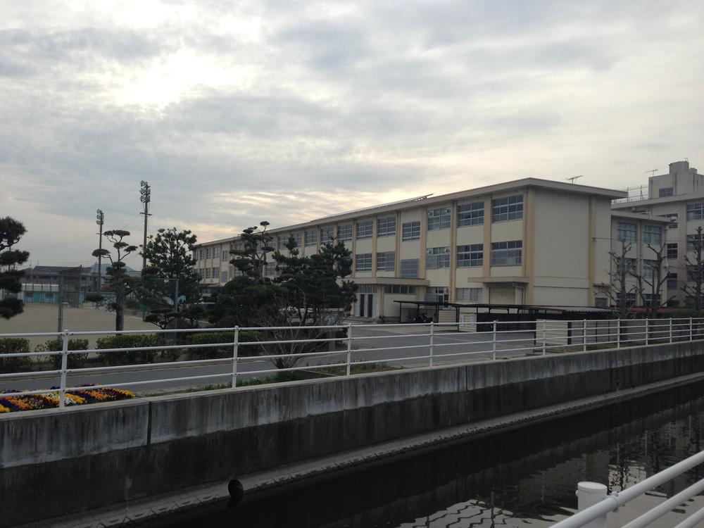 Junior high school. 950m to Fukuoka Municipal GenHiroshi junior high school