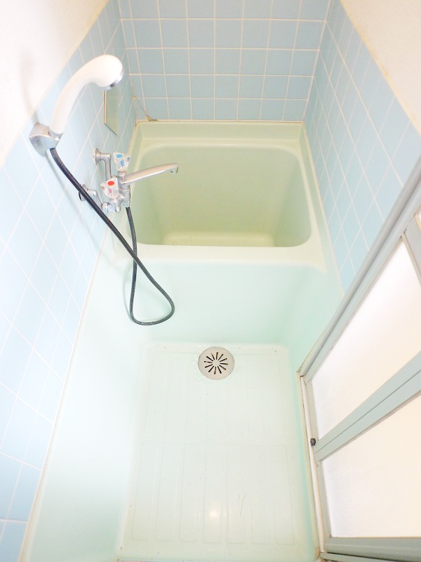 Bath. Properly hot water supply ・ Shower