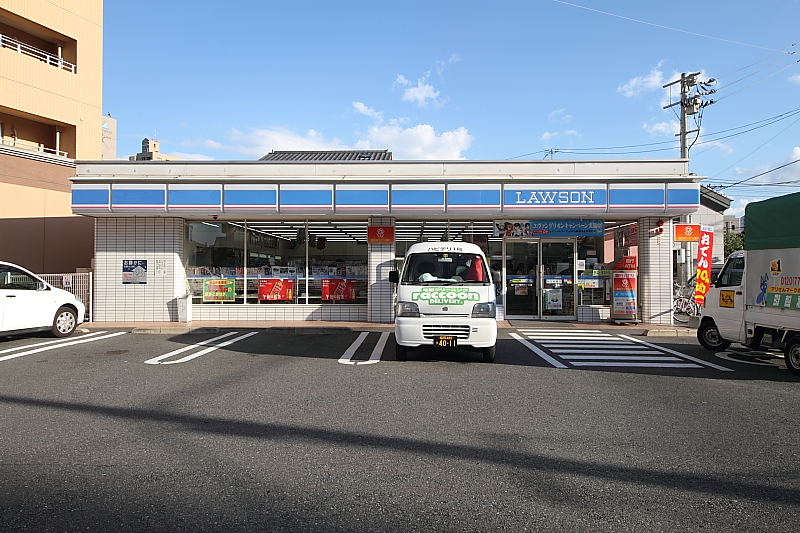 Convenience store. Lawson Meinohama 4-chome up (convenience store) 90m