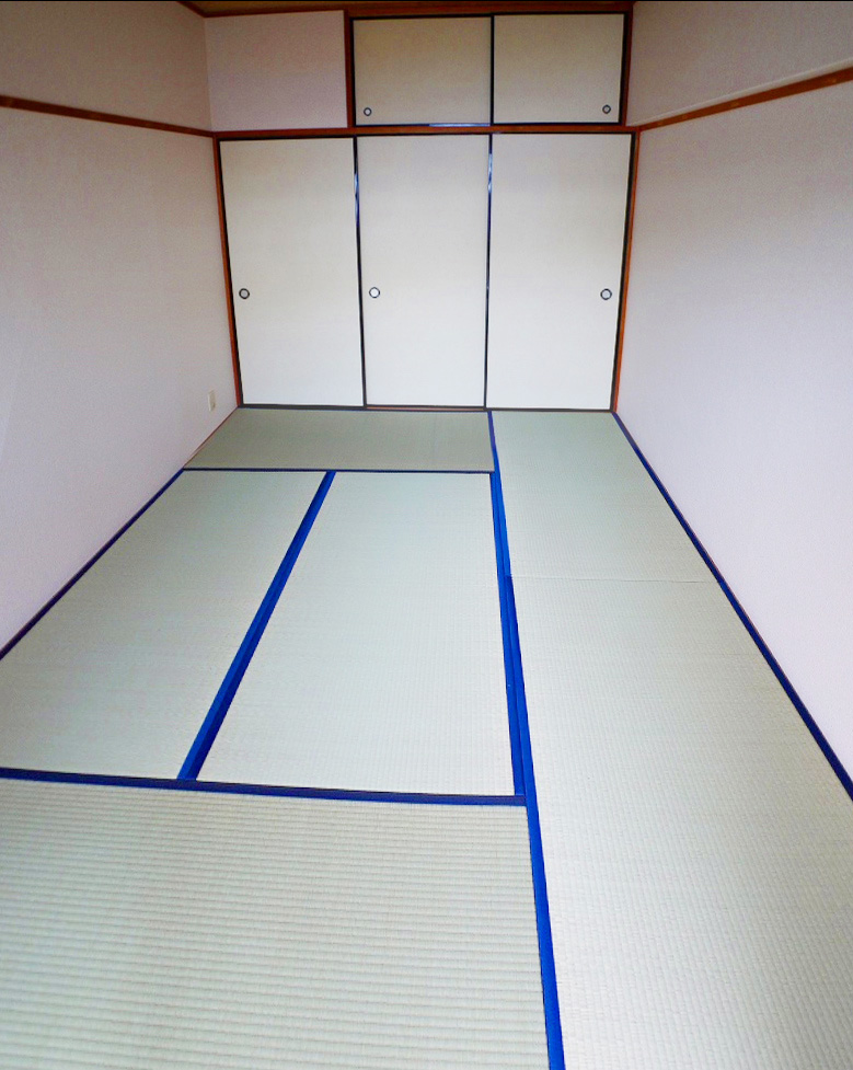 Living and room. Tatami to settle