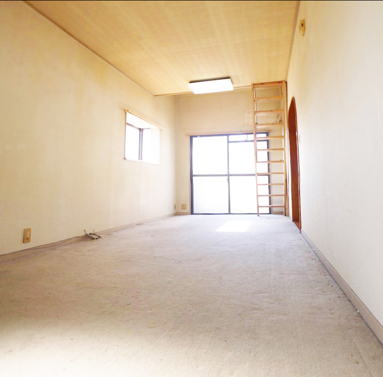Living and room. West Court Meinohama and ward office is also within walking distance