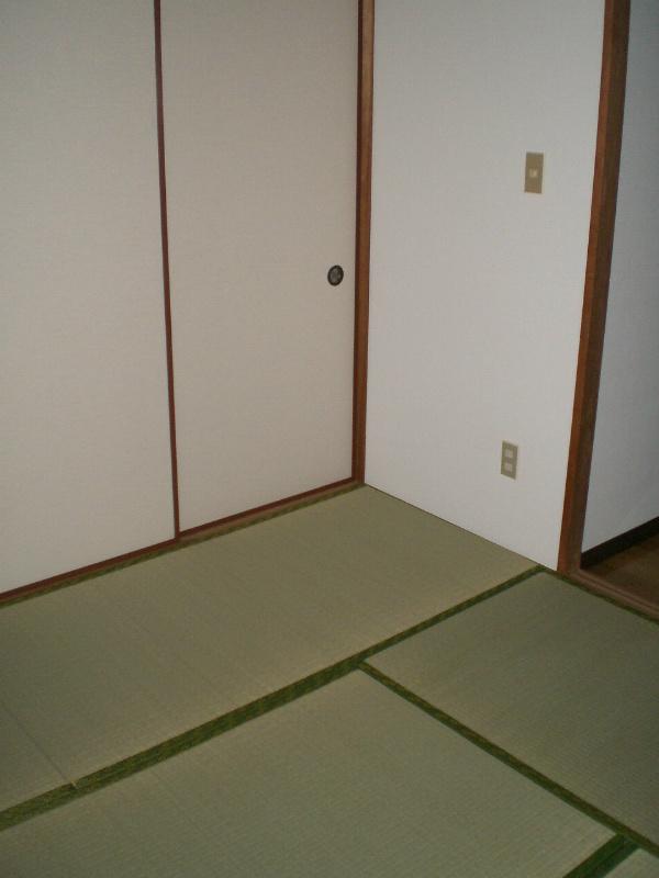 Non-living room. Closet there is also a Japanese-style room