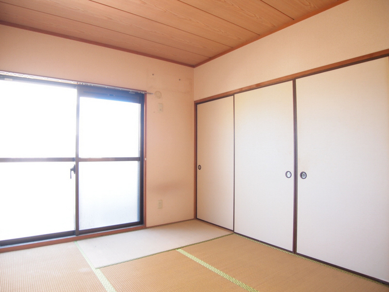Other room space. I will very calm and there is a Japanese-style room. 