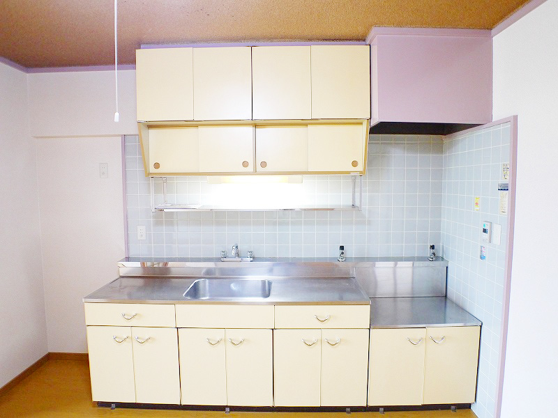 Kitchen. Housing also contains a lot of many baggage