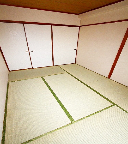 Other room space. Japanese-style room is calm after all