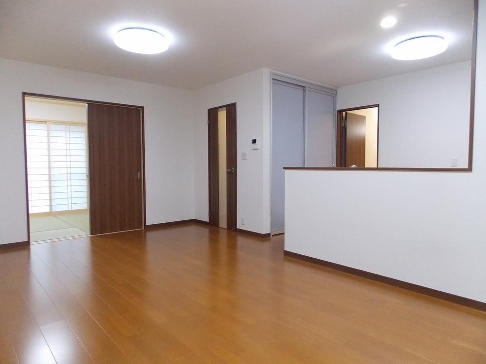 Same specifications photos (living). LDK and the Japanese-style room is Tsuzukiai (^. ^) / ~~~ The living space of calm and close the partition door, Open and widely is transformed into open space (^_^) /