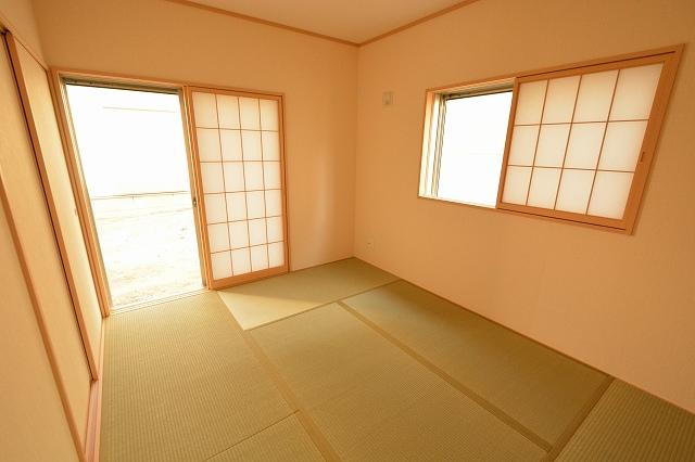 Non-living room. Japanese-style room 6 quires, Located next to the living is bright Japanese-style room because here is also a south-facing.