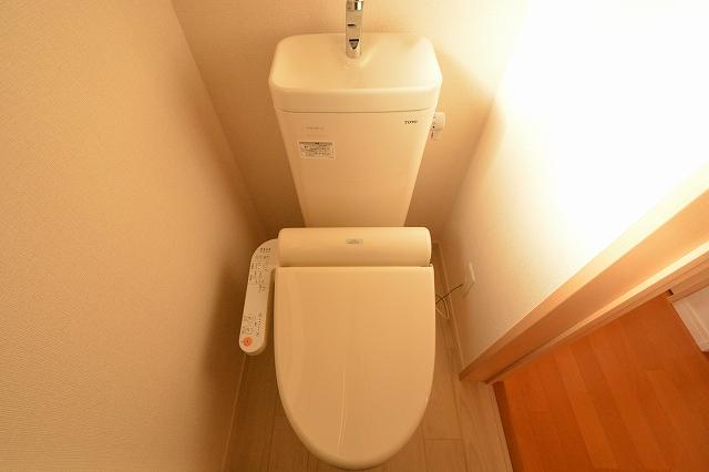 Toilet. 1F toilet with bidet function! There is toilet to 2F!