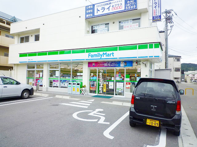 Convenience store. FamilyMart Fukuoka Kamiyamato store up (convenience store) 433m