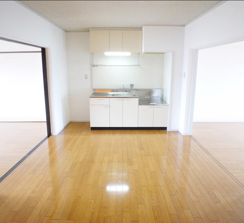 Living and room. The room is really clean! Recommended to those who want to reduce the initial cost properties