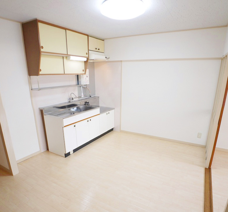 Living and room. Living Rinobe also in white flooring