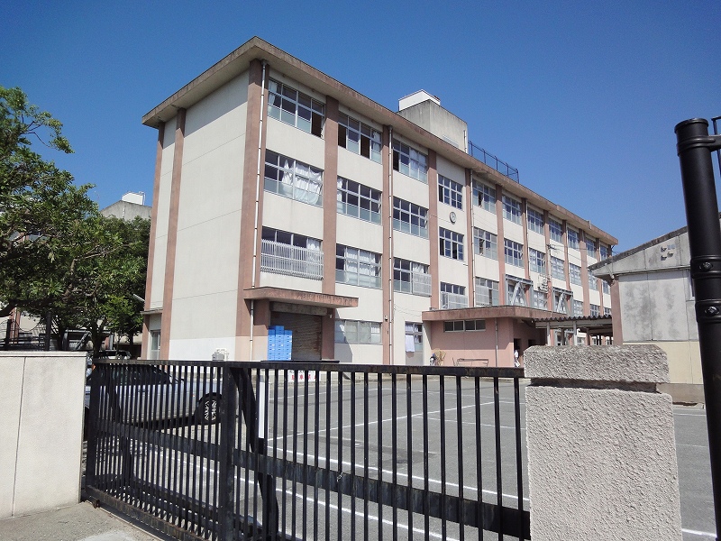 Junior high school. 334m to Fukuoka Municipal Uchihama junior high school (junior high school)