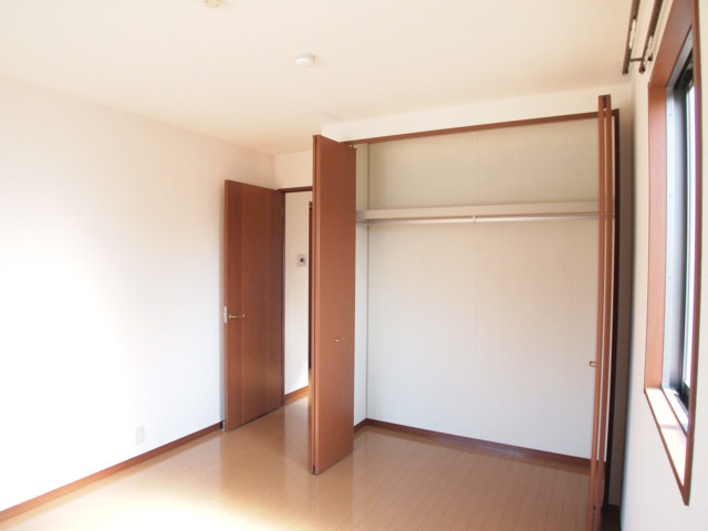 Other room space. Is an independent Western-style. It is just entering from the front door