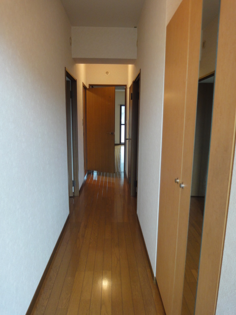 Entrance. Corridor that follows from the front door