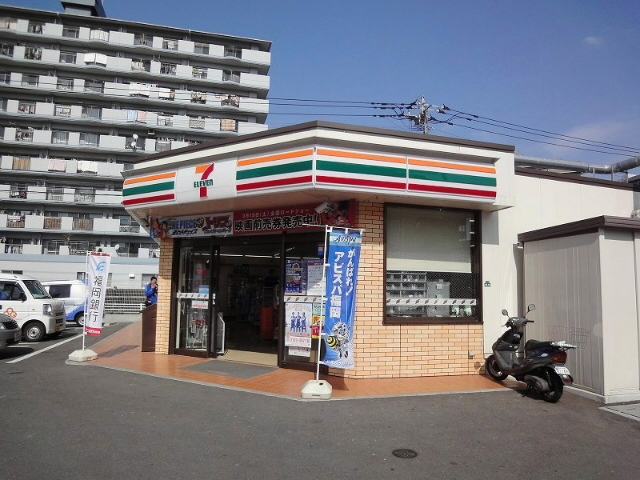 Convenience store. 150m to Seven-Eleven (convenience store)