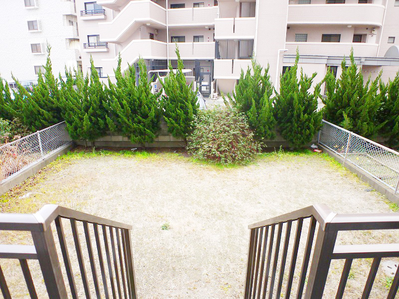 Garden. It is the balcony of a private garden! This property rejoice child